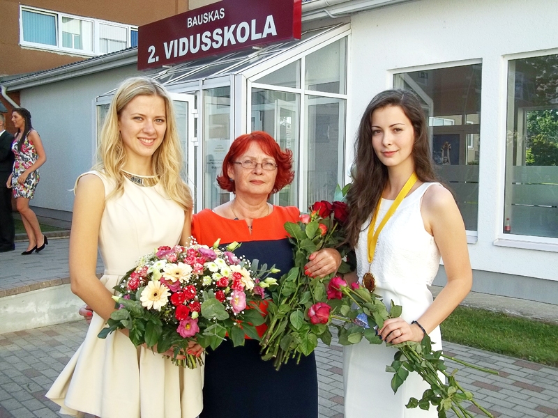 Absolventes, kuras saņēma Ministru prezidentes Atzinības rakstus – (no kreisās) Alīna Kazačenoka un Lana Dinu. Ar meitenēm kopā viņu klases audzinātāja Valentīna Rajevska. 
Autors: Ruta Keiša