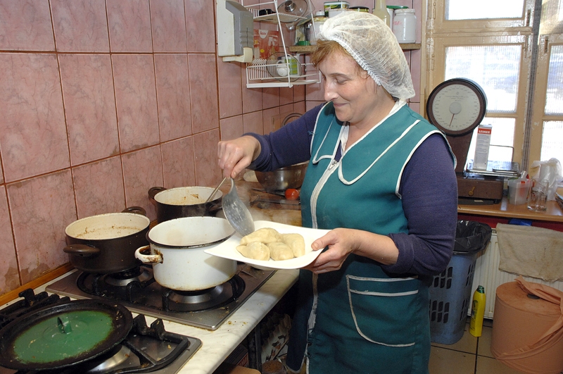 Jautrīte Gavriļesku kafejnīcā «Taverna» strādā jau septīto gadu. Ar kolēģi Ļenu Zalstrupu viņas radījušas īpašo Bauskas virteņu recepti. 
Autors: Foto – Ivars Bogdanovs
