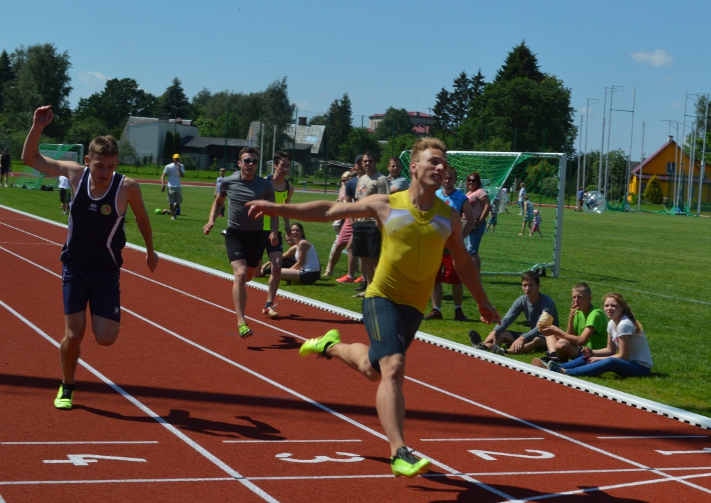 Rūdolfs Tonigs uzvarēja 100 metru skrējienā un izcīnīja Artūra Šuplinska piemiņas balvu.
Autors: Zane Gorškova