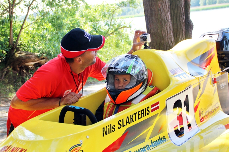 Nils Slakteris laivā. Tēvs Uvis pārbauda videokameru, lai iemūžinātu dēla debiju. 
Autors: Uldis Varnevičs