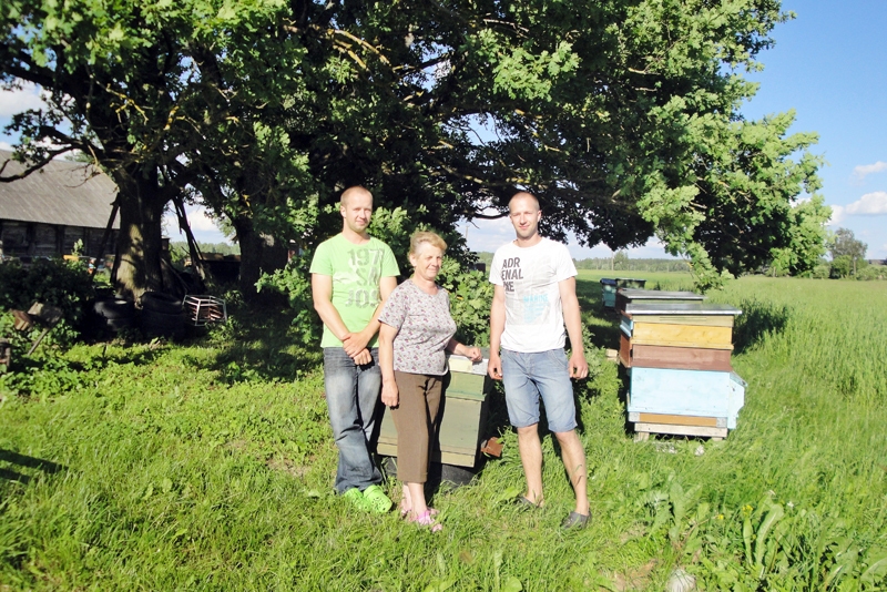 
Vecsaules pagasta dravnieku pulkā gados jaunākie ir brāļi Kaspars (no kreisās) un Kristaps Kirilko, viņi interesi par biškopību pārmantojuši no senčiem, vectēva un mammas māsas Valdas Raupītes (vidū).
Autors: Mārīte Ozoliņa