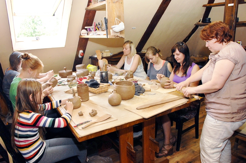 Keramikas darbnīcā katrs trauks simtiem reižu tiek glaudīts un apmīļots.
Autors: Foto – Ivars Bogdanovs 
