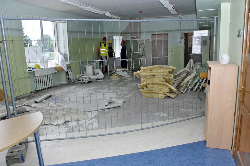 Bauskas sākumskolā remonts jau sācies. SIA «Starbag» šeit un arī ģimnāzijas ēkā  jāveic darbi miljona eiro vērtībā. 
Autors: Ivars Bogdanovs