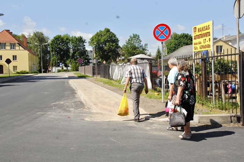 Salātu ielā pie Bauzes tirgus pēc iedzīvotāju ierosinājuma ierīkots trotuārs un novietota ceļa zīme «Apstāties aizliegts».
Autors: Ivars Bogdanovs
