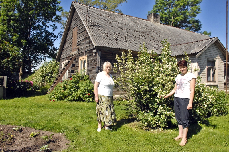 Ziedīte Guļāne ar meitu Initu gaumīgi iekārto «Krampuļu» pagalmu.
Autors: Foto – Ivars Bogdanovs 