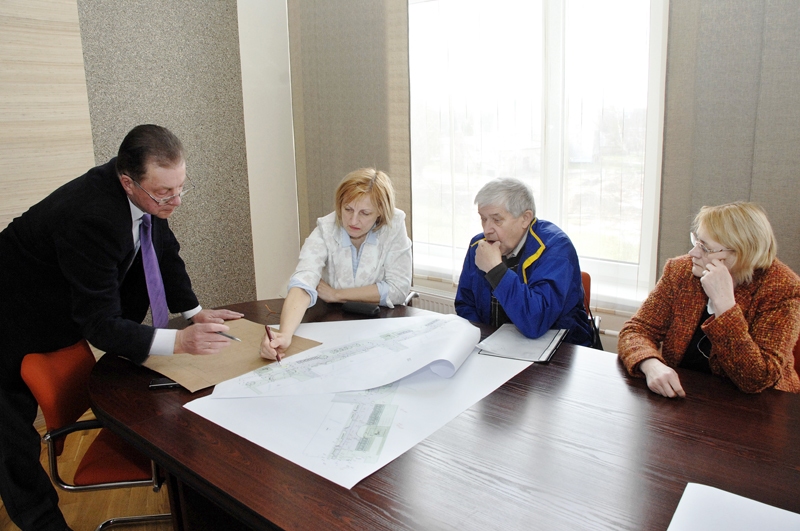 Izstrādāto labiekārtošanas projektu pārskata SIA «Vides serviss» valdes loceklis Egils Pukinskis (no kreisās), SIA «Komunālprojekts Jelgava» arhitekte Aija Ziemeļniece, mājas vecākais Laimonis Olekts un SIA «Vides serviss» namu apsaimniekošanas nodaļas vadītāja Lilita Stepanoviča.
Autors: Foto – Ivars Bogdanovs 