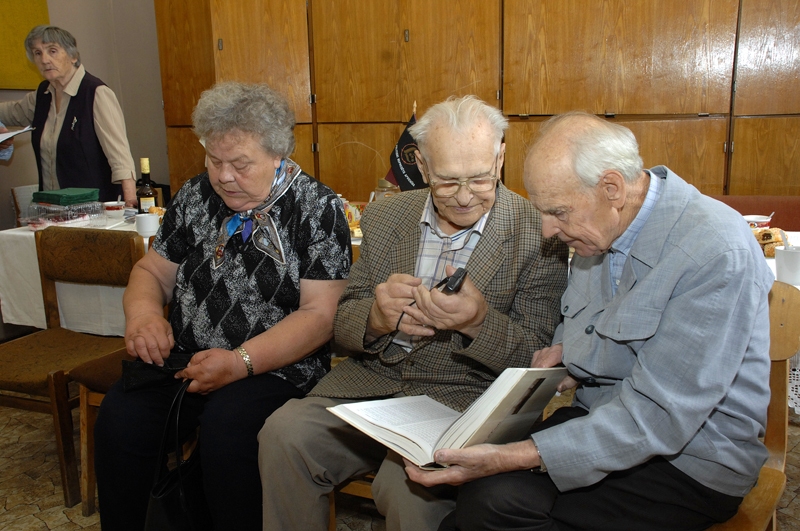 Bauskas politiski represēto kluba «Rēta» atmiņu pēcpusdienā 12. jūnijā satikušies Ernests Rudzroga (no labās), Jānis Puriņš un Vilma Skrundeniece. 
Autors: Ivars Bogdanovs