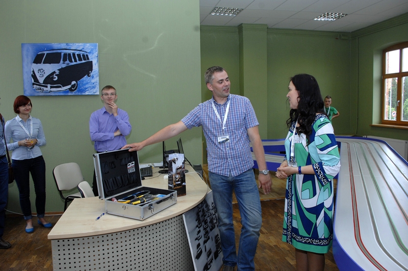 Jaunatklātās Bauskas automodelisma trases krusttēvs Māris Kalniņš pasniedz dāvanu Bauskas BJC direktorei Benitai Svareniecei. 