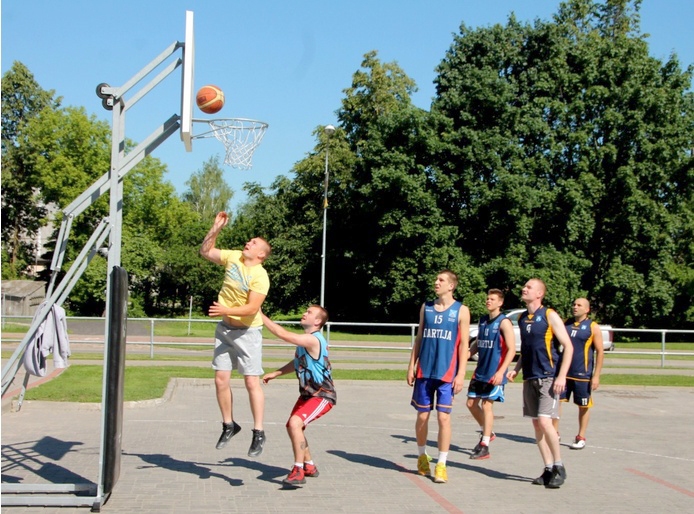 Cīņā par pirmo vietu tiekas komandas «Īslīce 2» un «Black sports». 
Autors: Aivars Baļčūns