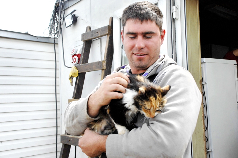 Kaķenīte Ķepa un viens no viņas pieskatītājiem – Mūsas tilta celtnieks Mārtiņš Krencs. 
Autors: Foto – Ivars Bogdanovs