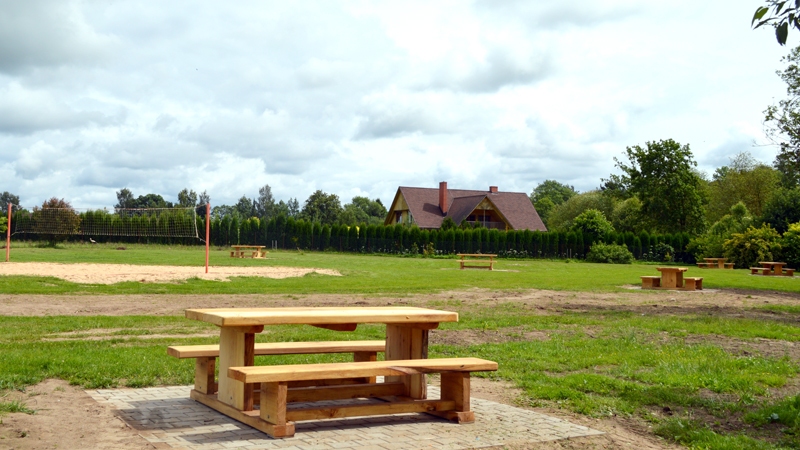 Jaunie masīvkoka galdi un soli uzlikti veco konstrukciju vietā.
Autors: Foto – Zane Gorškova
