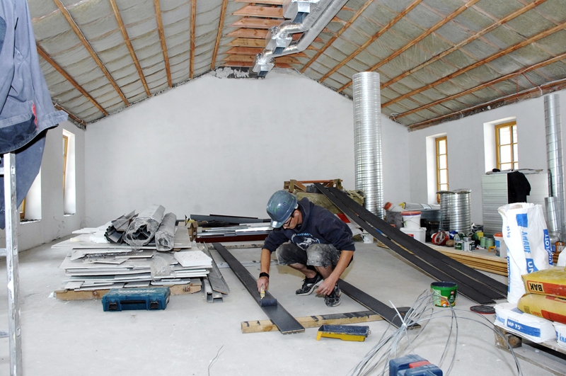 PESTĪŠANAS ARMIJAS saieta nama Bauskā renovāciju SIA «Kvintets M» plāno pabeigt šī gada augustā.
Autors: Foto – Ivars Bogdanovs