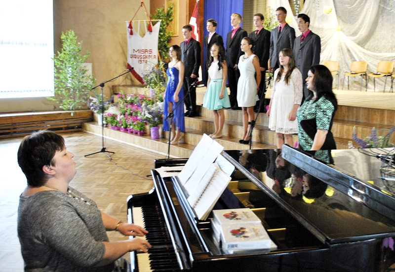 Misas vidusskolas devītklasnieki un audzinātāja Iluta Soma (no labās) izlaidumā. Pie klavierēm – Zaiga Jēgere.
Autors: Māris Krūmiņš