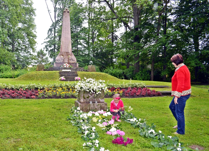 Iecavā Komunistiskā genocīda upuru piemiņas dienā 14. jūnijā parkā pie Brīvības pieminekļa tiek veidots Ziedu ceļš.
Autors: Foto – Zane Gorškova