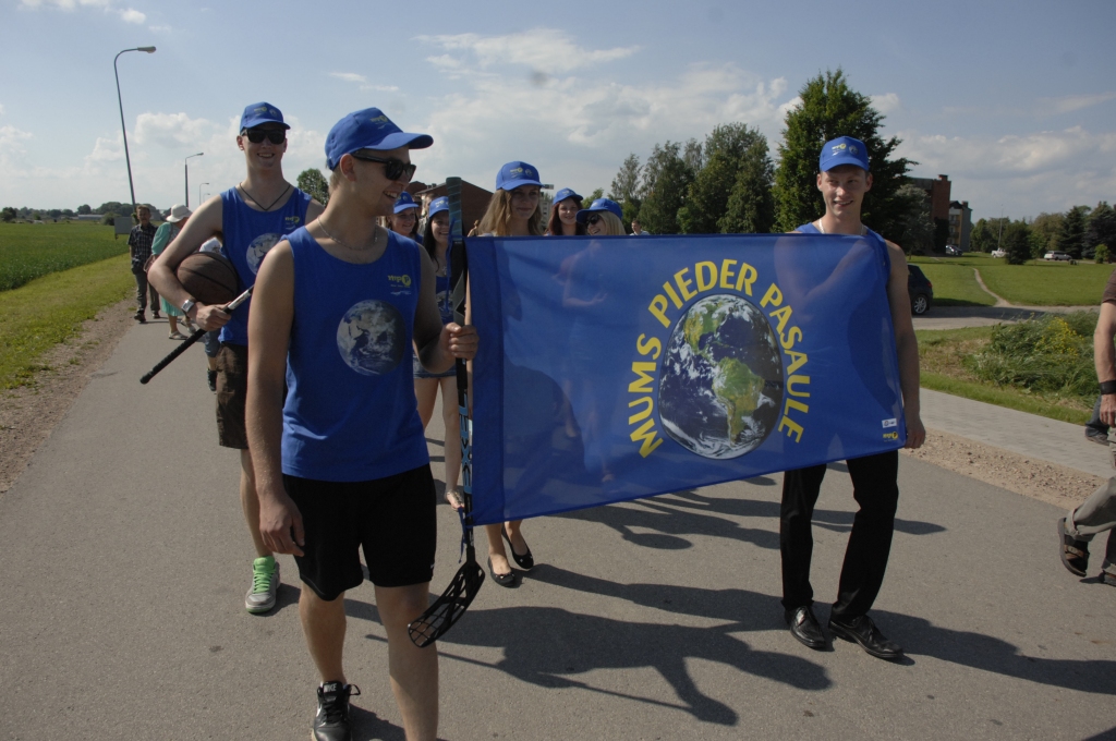 Jauniešu organizācija «Mums pieder pasaule» Rundāles novada svētkos izrādīja par projekta līdzekļiem iegādātos tērpus.  
Autors: Ivars Bogdanovs