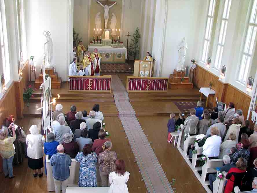Budbergas katoļu baznīcā jubilejas dievkalpojumā visas solu rindas bija pilnas.
Autors: Vilnis Auzāns