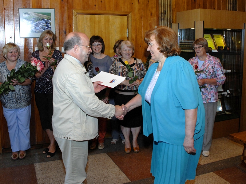 Titula «Labākā grāmatvede» apliecinājumu SIA «Bauskas alus» galvenajai grāmatvedei Zinaīdai Jēgerei pasniedz Latvijas Tirgotāju asociācijas prezidents Henriks Danusēvičs.
Autors: Ivars Bogdanovs