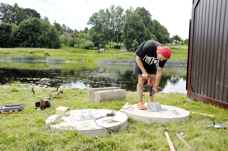 Kristaps Kalniņš stiprina balstu pamatnes. Balsti turēs troses, kas stiepsies pāri upei.
Autors: Ivars Bogdanovs