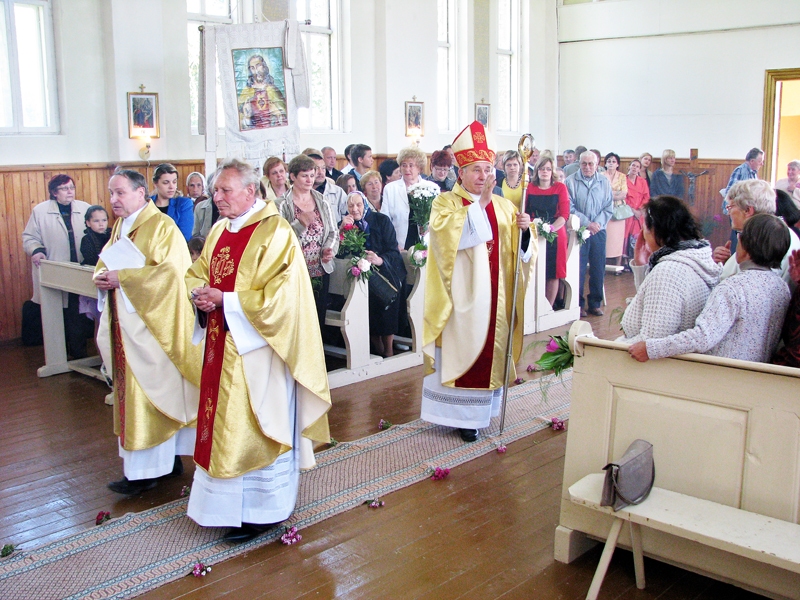 Budbergas katoļu baznīcā jubilejas dievkalpojumā visas solu rindas bija pilnas. Jelgavas diecēzes bīskaps Edvards Pavlovskis svētī baznīcēnus.
Autors: Vilnis Auzāns