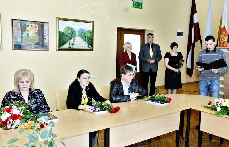 Svinīgo solījumu par uzticību Latvijas Republikai 17. jūnijā Bauskas novada domes sēžu zālē lasa Aleksandrs Žukausks ( no labās). To jau ir izdarījuši Natālija Plociņa (no kreisās), Tatjana Cehanoviča un Konstantīns Adejevs.
Autors: Ivars Bogdanovs