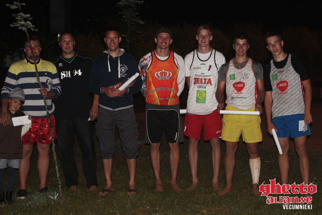 Pludmales volejbolā uzvarētāju laurus plūca komanda «Blēži» -Andris Zadovskis un Aivars Petrušēvics no Vecumniekiem.
Autors: Publicitātes foto.