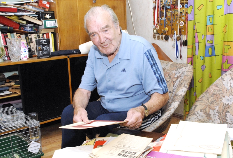 Kārlis Štelms ir baušķenieks no bērna kājas. Viņš  negaužas par laika plūdumu, dzīvo ar veselīgu skatu šodienā, palaikam atceroties interesantākās mūža epizodes.
Autors: Foto – Ivars Bogdanovs