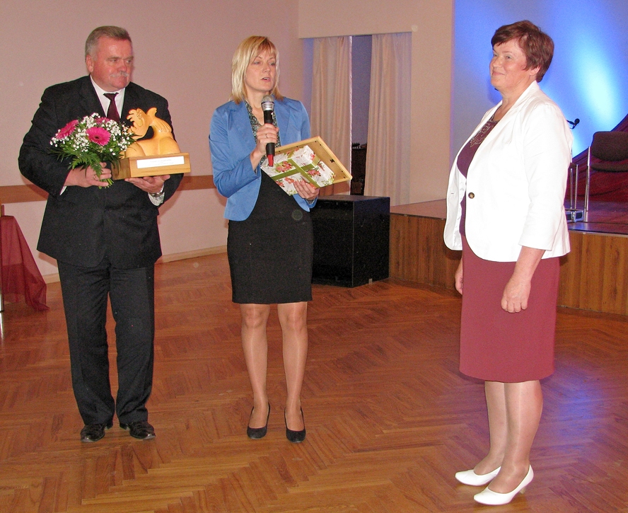 Rundāles novada domes priekšsēdētāja vietnieci Intu Klīvi (no labās) sveic Zemgales Plānošanas reģiona administrācijas vadītāja Santa Ozola un Zemgales Plānošanas reģiona izpilddirektors Valdis Veips. 
Autors: Vilnis Auzāns