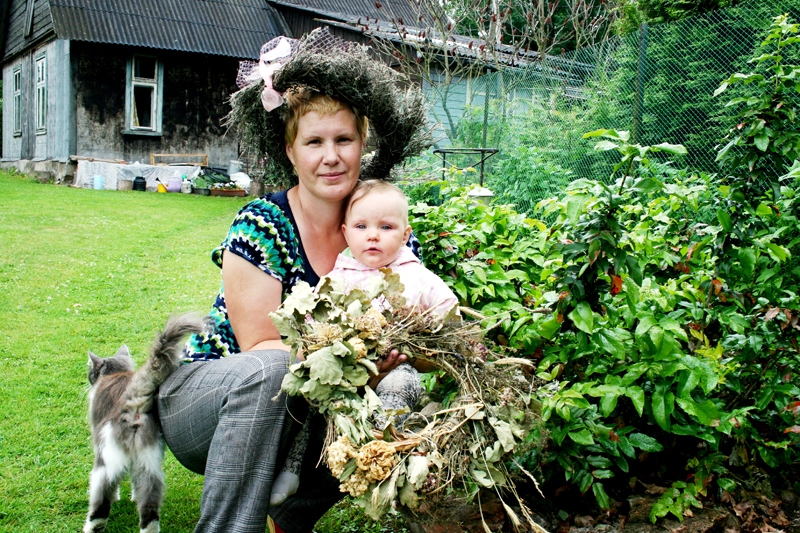 Līga un meitiņa Lotte Kerija ar galvas rotām, kas saglabātas no iepriekšējiem gadiem. Lavan-das vainags tapis pirms diviem gadiem, kad novākti pirmie ziedi, rokās – pērngad tapušais, kurā ieguldīta bērniņa gaidību enerģētika.
Autors: Foto – Lauma Ieveniece
