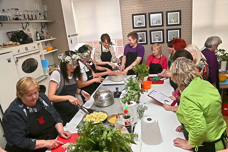 Uztura speciāliste Liene Sondore (otrā no kreisās) ar palīgiem pirms Jāņiem gatavoja cukura diabētiķiem piemērotu ēdienu.
Autors: Foto – Zane Gorškova