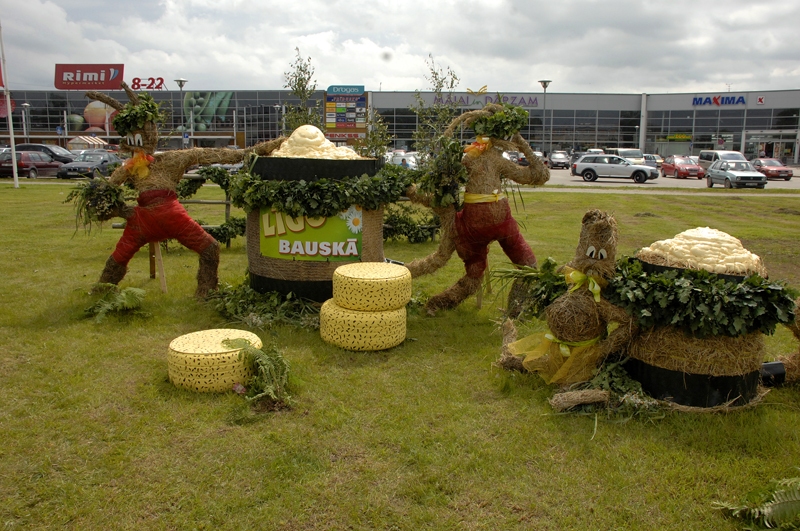 Garauši lielveikala «Rimi» laukumā atgādina, ka klāt Jāņu laiks, vērts padomāt par putojošu miestiņu. 
Autors: Ivars Bogdanovs