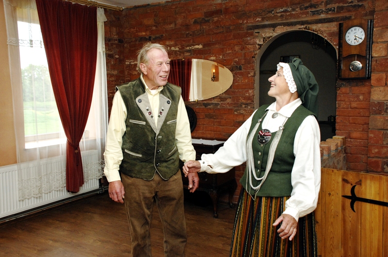 Andrejmuižas saimnieki Valentīna Pozņaka un Kārlis Naujoks, ģērbušies tautas tērpos, viesiem velta latviešu šlāgeri ar vācisku pieskaņu «Še, kur līgo priežu meži». 
Autors: Foto – Ivars Bogdanovs