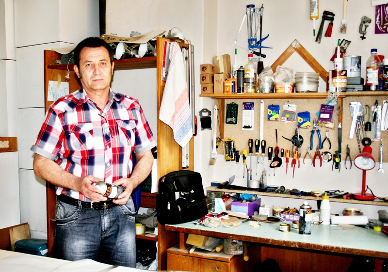 Jāņa Čužinska darbnīcā no idejām top mākslas darbi. Kolēģi par Jāni saka: «Viņam ir ķēriens! Brīnišķīgs kolēģis un lielisks galdnieks.» 
Autors: Lauma Ieveniece