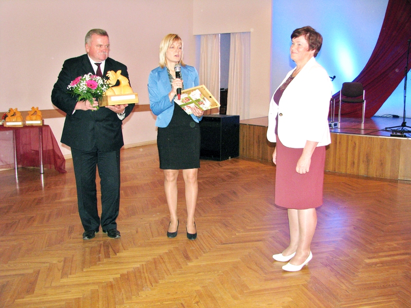 Rundāles novada domes priekšsēdētāja vietnieci Intu Klīvi (no labās) sveic Zemgales Plānošanas reģiona administrācijas vadītāja Santa Ozola un Zemgales Plānošanas reģiona izpilddirektors Valdis Veips. 
Autors: Foto – Vilnis Auzāns