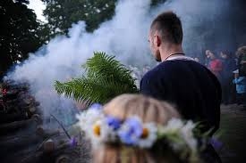 Šogad Iedzīvotāju reģistrā ir iekļautas ziņas par 58 634 gan Latvijā, gan ārzemēs dzīvojošiem Jāņiem un 10 988 Līgām. 
Autors: no la.lv