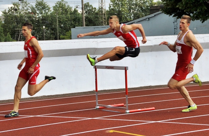 Jānis Baltušs (vidū) pārvar barjeru. 
Autors: Uldis Varnevičs