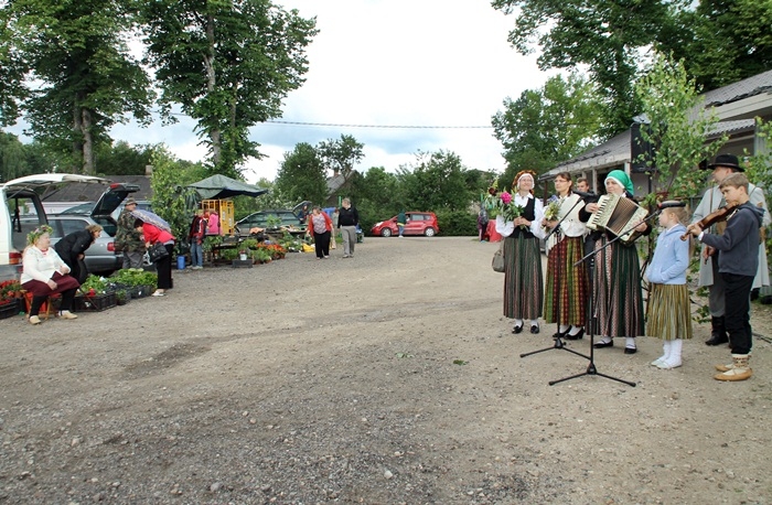 Vecumnieku tirgū pircējus izklaidēja Bārbeles folkloras kopa. 
Autors: Uldis Varnevičs