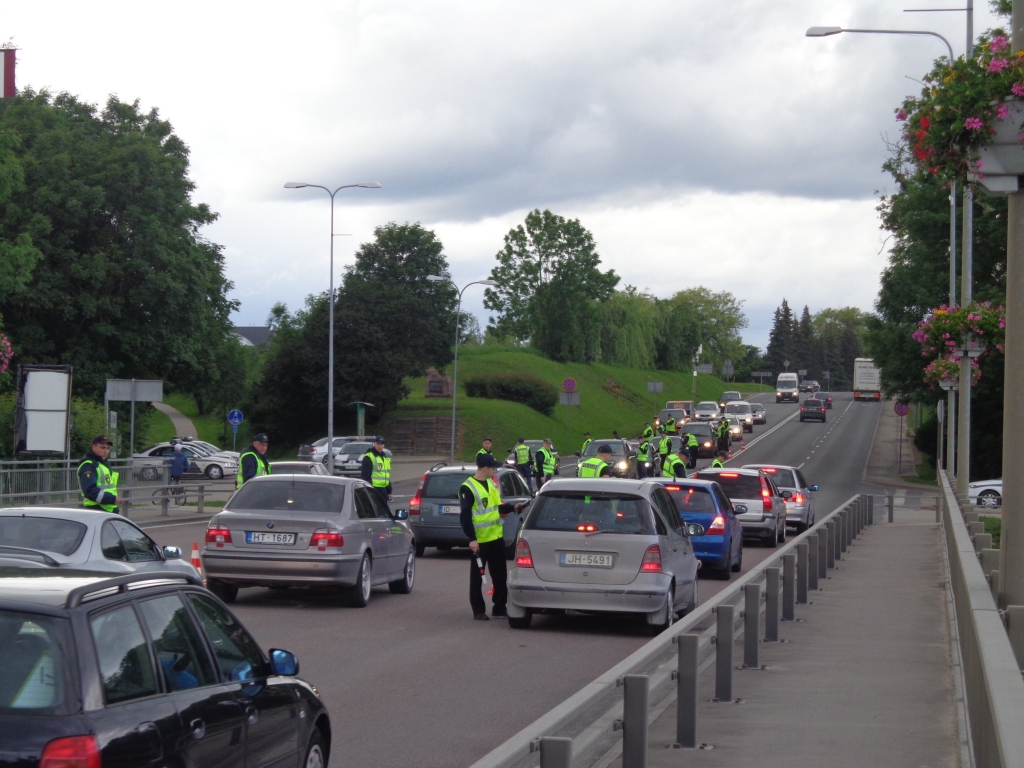 Vairāki desmiti policistu svētdien Bauskā apstādināja katru auto un pārbaudīja ik vadītāju, vai tas nav lietojis alkoholu pie stūres. Reida vieta stratēģiski labi izvēlēta, no kontroles izvairīties vai aizmukt neiespējami. 

Autors: Ligita Asare