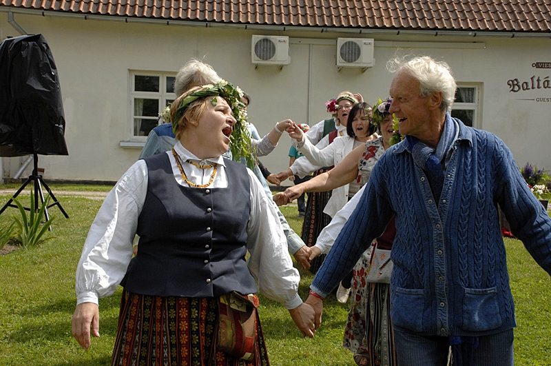 Svitenes folkloras kopa līgojot izdancināja gan rundāliešus, gan baušķeniekus un tūristus no maliņu maliņām.
Autors: Ivars Bogdanovs