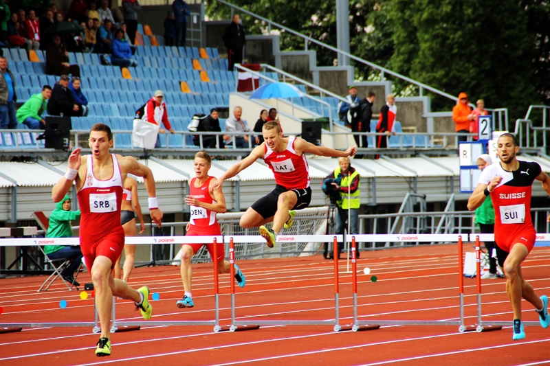 Jānis Baltušs (vidū) pārvar barjeru.
Autors: Uldis Varnevičs