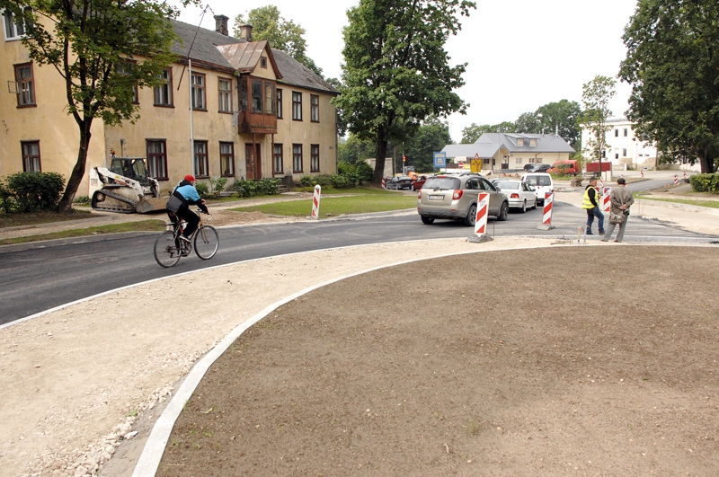 Celtnieki būvē satiksmes apli Uzvaras ielas galā. 
Autors: Foto – Ivars Bogdanovs