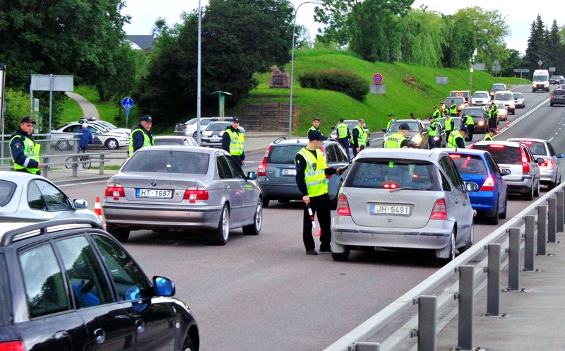 Policijas reids svētku laikā notika arī Bauskā. Vairāk nekā desmit policistu 22. jūnijā uz A7 maģistrāles pirms Mēmeles tilta apstādināja katru auto un pārbaudīja ik vadītāju, vai tas nav lietojis alkoholu.
Autors: Foto – Ligita Asare