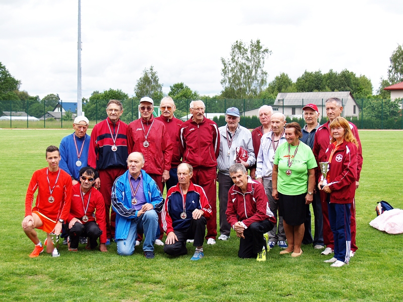 Draudzīgā soļojuma dalībnieki Iecavas stadionā.
Autors: Foto – Antra Ērgle