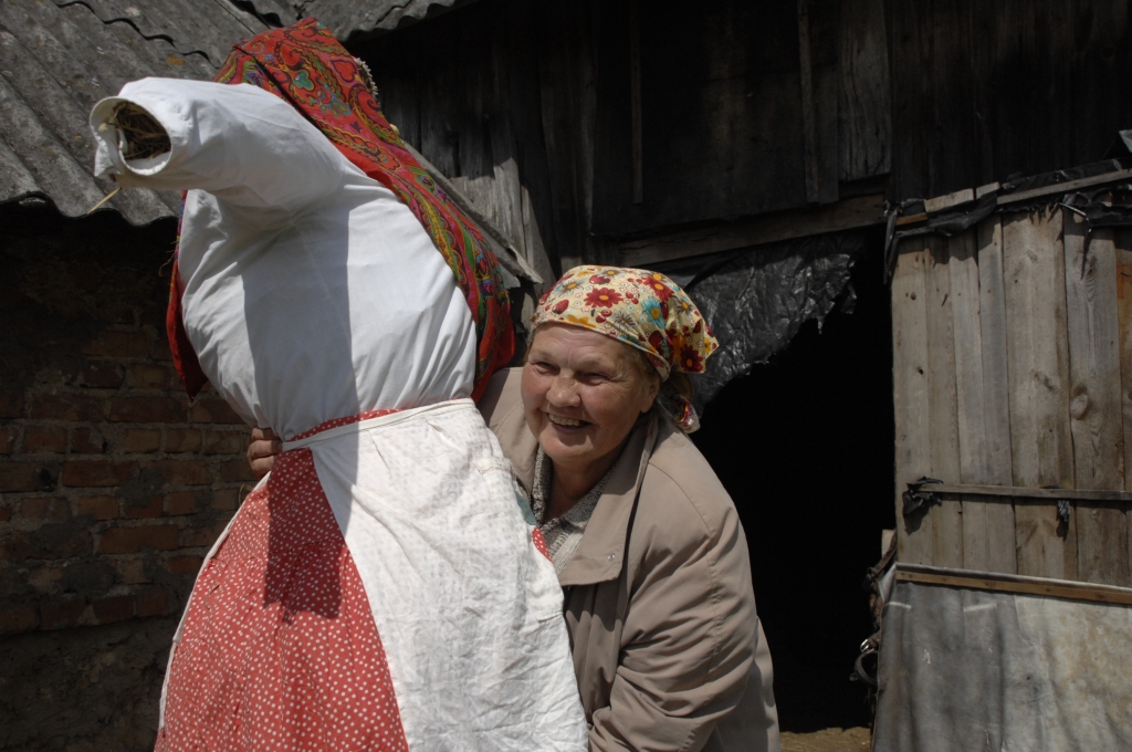 Anna Truntika, «Jaunlejnieku» saimniece, speciāli Zemeņu dienas pasākumam izgatavojusi savu dubultnieci no salmiem, kas viesmīlīgi ar ogu groziņu rokās sagaidīs svētku dalībniekus.
Autors: Ivars Bogdanovs