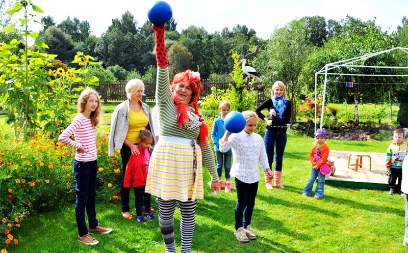 Zinību dienas svinībās Vecumniekos, Vītolu ģimenes sētā, 2013. gada 1. septembrī bērnus ciemos aicināja par Pepiju pārģērbusies mājas saimniece Mārīte Vītola. 
Autors: Foto no «Bauskas Dzīves» arhīva.