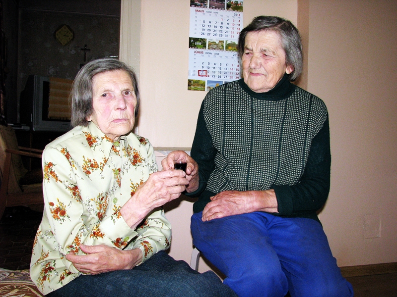 Malks balzama – to jubilāre Irma Ladiga (no kreisās) nobauda kopā ar māsu Dzidru.
Autors: Vilnis Auzāns