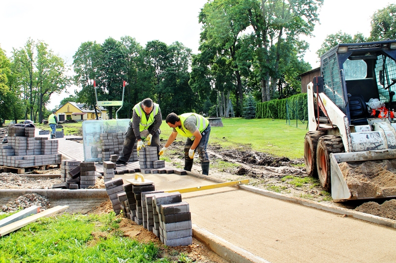 SIA «Kvintets M» strādnieki Gunārs Kozlovskis (no labās) un Toms Sējējs veido Skaistkalnes centra celiņa bruģakmens klājumu. 
Autors: Uldis Varnevičs