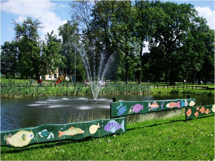 Bauskas mākslas skola sadarbībā ar pašvaldības uzņēmumu «Vides serviss» pilsētā izveidojusi dekoratīvu, apgleznotu Korfa dārza dīķa nožogojumu.
