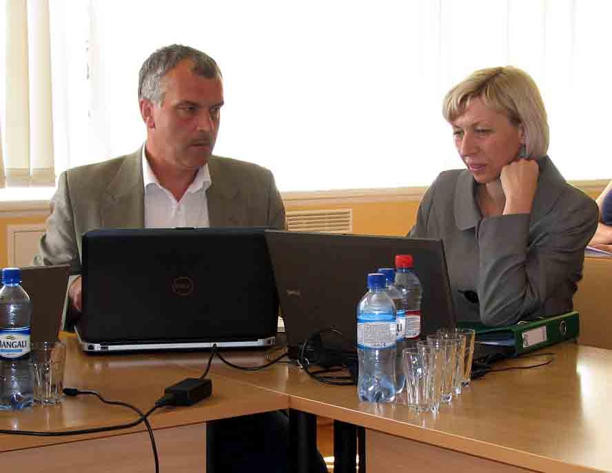 Novada domes izpilddirektoram Jānim Kalinkam un viņa vietniecei Inetai Ruhockai neizdevās pārliecināt deputātus par iekšējā auditora amata vietas nepieciešamību pašvaldībā.
Autors: Vilnis Auzāns