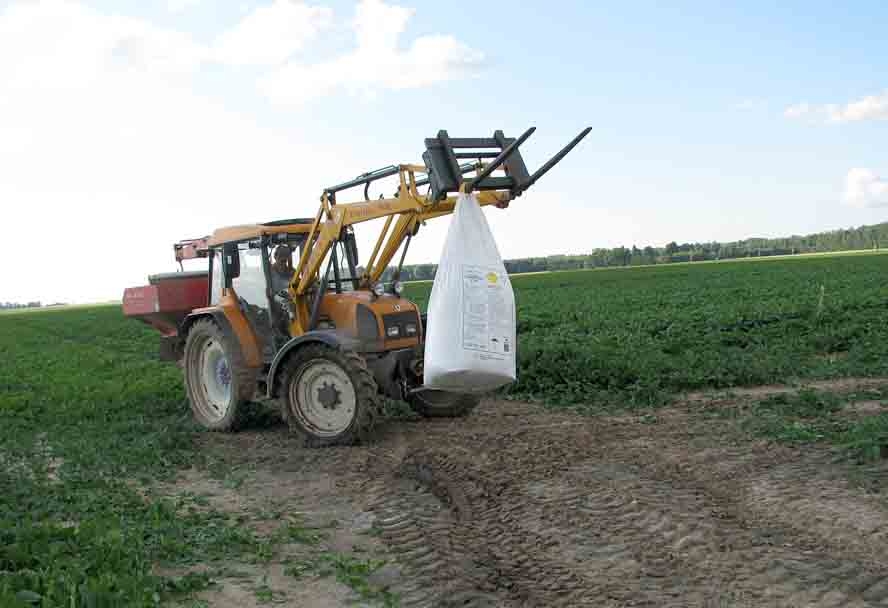 Zemnieks Arnolds Jātnieks, kamēr nav iespējams miglot, steidz rapšu laukā izsēt amonija nitrātu. 
Autors: Vilnis Auzāns