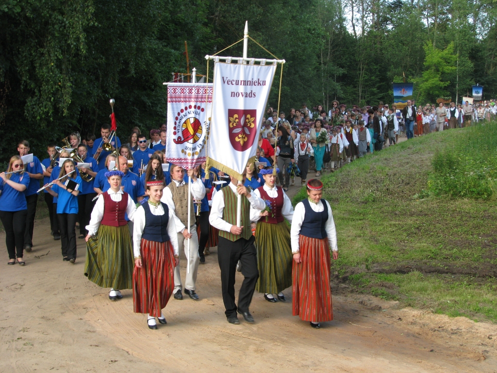 Dziesmu un deju svētku gājiena dalībnieki sasnieguši Vecumnieku estrādi.
Autors: Vilnis Auzāns